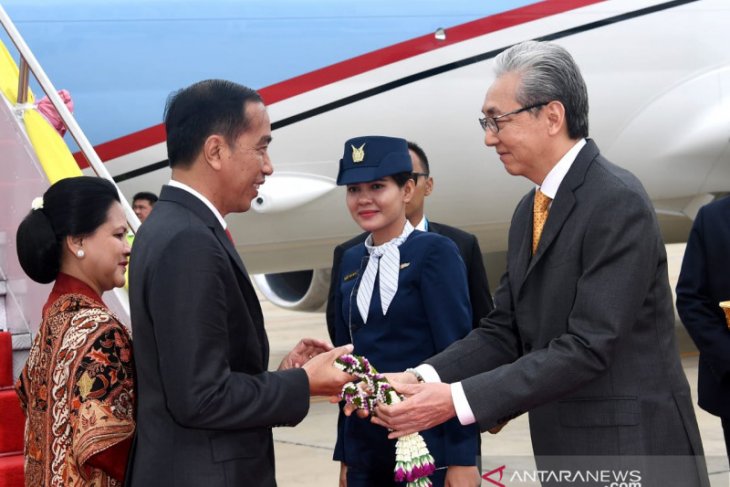 Presiden Jokowi tiba di Bangkok disambut Dubes RI
