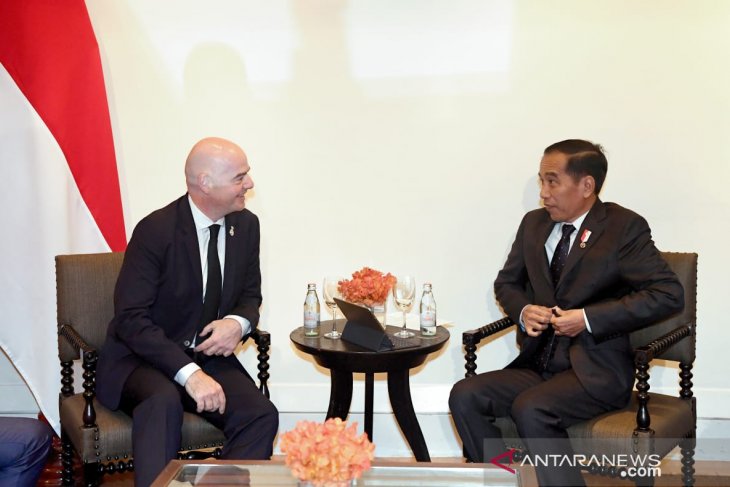 Bertemu Presiden FIFA, Jokowi sebut 10 stadion siap untuk Piala Dunia U-20