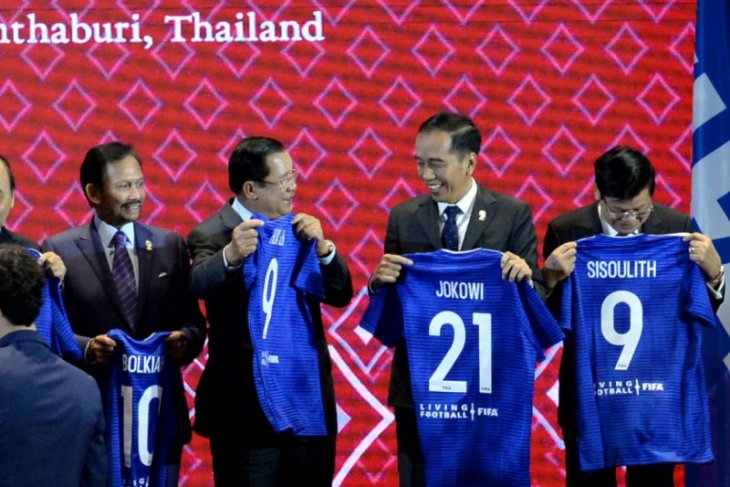 Indonesian President receives FiFA's blue jersey number 21