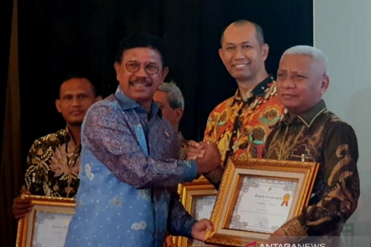 Kabupaten Asahan raih penghargaan Inovator terbaik Ke-II pengembangan SICANTIK Cloud Tahun 2019.