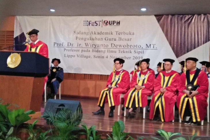Prof Wiryanto dikukuhkan jadi guru besar teknik sipil oleh UPH Tangerang