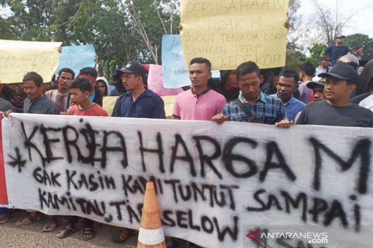 Warga lingkungan eks PT Arun demo tuntut lapangan pekerjaan