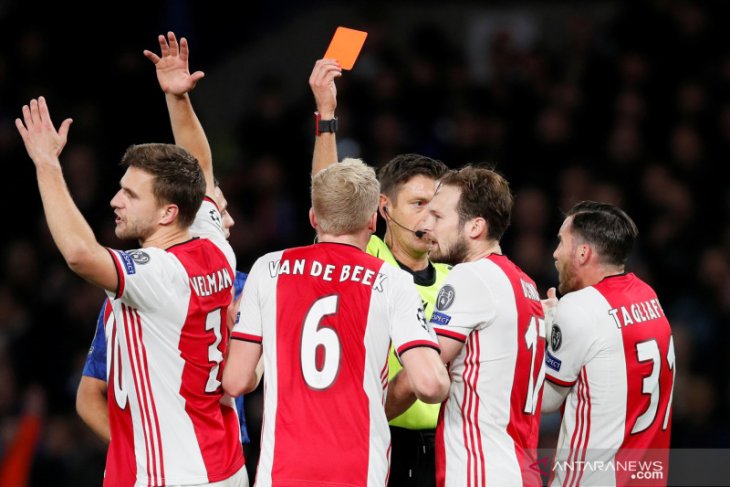Chelsea membutuhkan dua kartu merah untuk mengimbangi Ajax 4-4