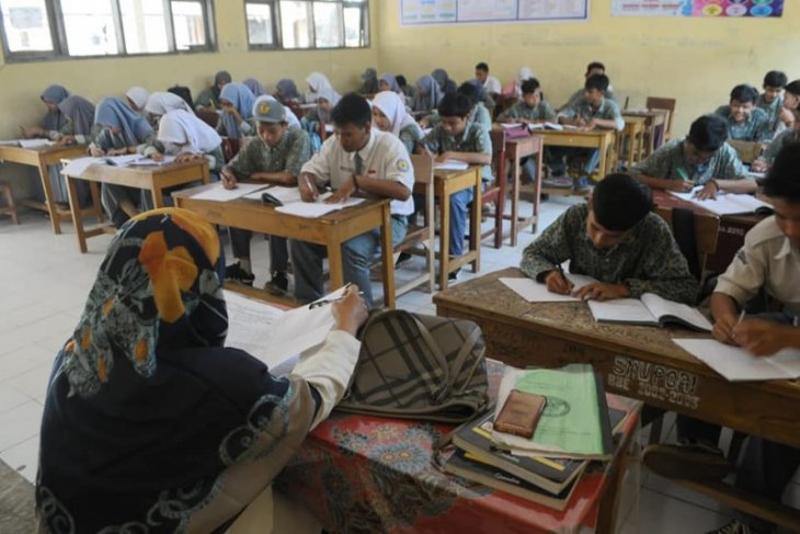 KBM siswa SMAN 4 Filial Rangkasbitung numpang di SMPN 5 Citeras