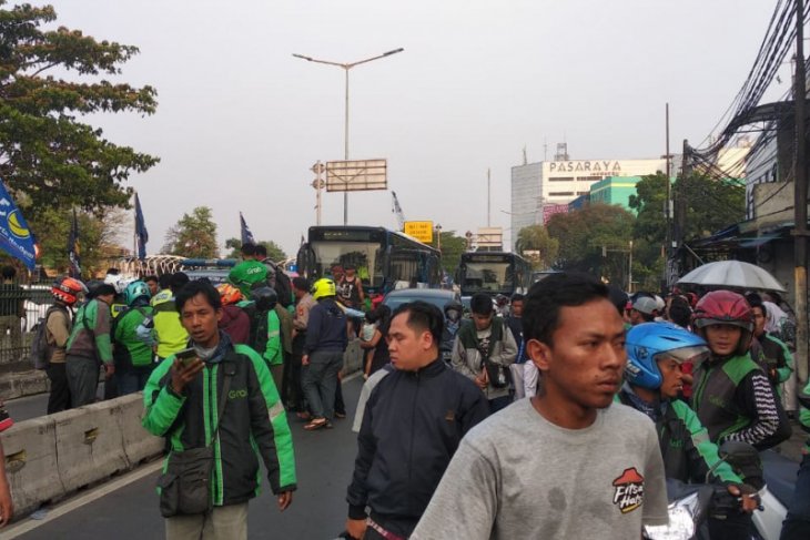 Pemotor tewas akibat kecelakaan libatkan Transjakarta di Manggarai