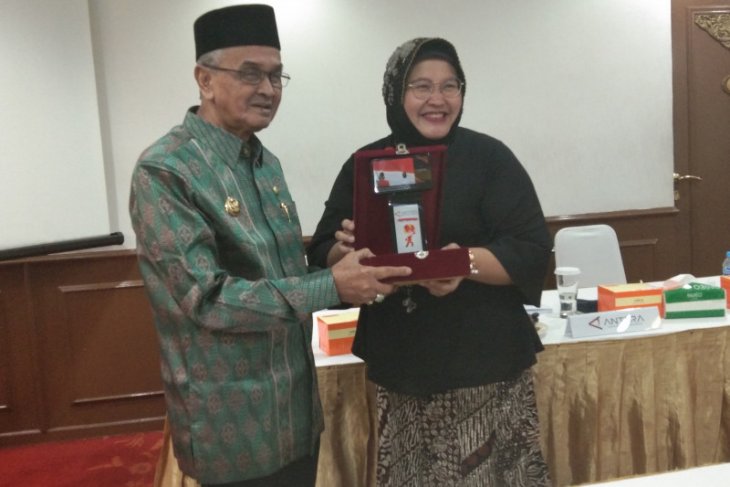 Bupati Banjar terima plakat LKBN Antara