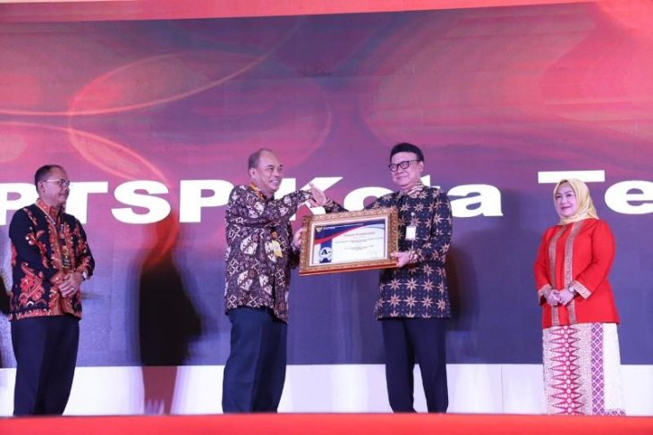 Wali Kota Tebing Tinggi terima penghargaan Pelayanan Publik 2019