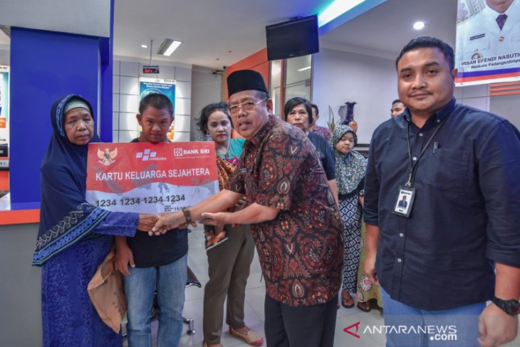 Kemensos bagikan bantuan sosial penyandang disabilitas di Padangsidimpuan