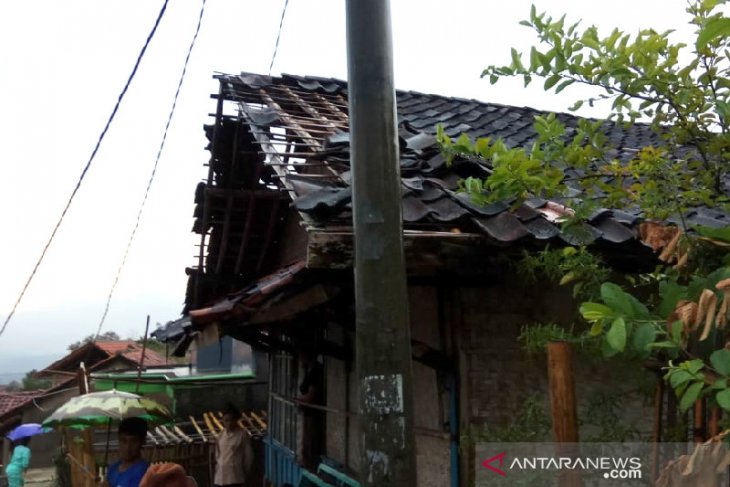 Angin Puting Beliung Rusak Rumah Warga Di Garut Antara