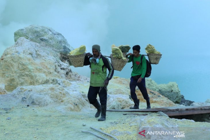 Kisah para penambang belerang Ijen