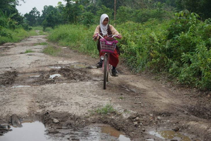 Warga kumpulkan koin untuk jalan desa di Teluk Batang