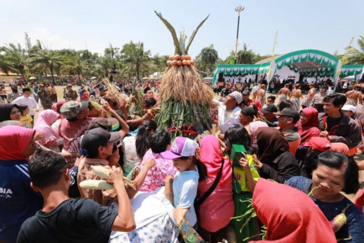 Kirab gunungan