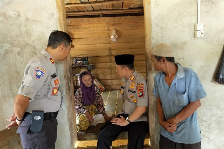 Polres Bangka Barat salurkan bantuan sembako kepada warga Airnyatoh