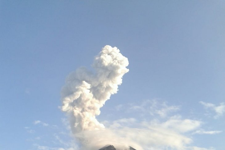 Gunung Merapi keluarkan awan panas letusan setinggi 1.500 meter