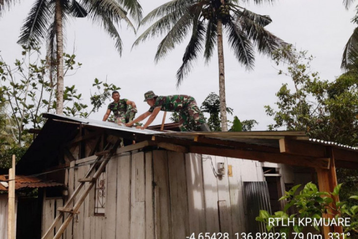 Dalam giat teritorial Babinsa Kodim Mimika rehap rumah warga