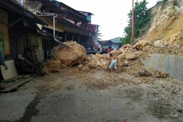 Longsoran batu ganggu arus lalu lintas di Gunungsitoli