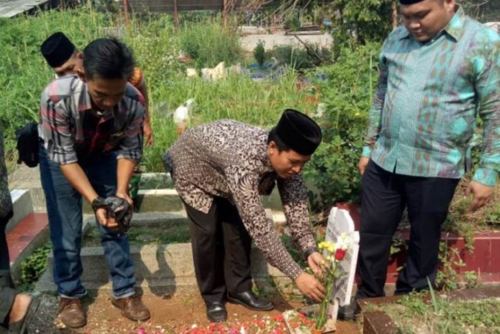 KPU Depok berziarah ke makam petugas KPPS meninggal saat bertugas