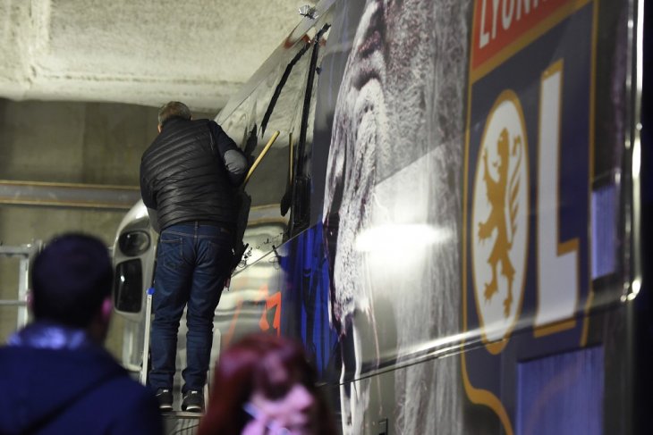 Bus bawa Lyon dilempari batu oleh pendukung Marseille