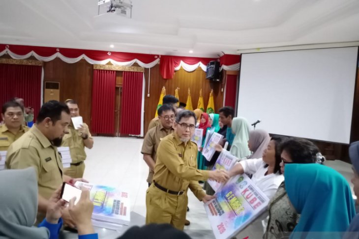 Pemprov Kaltim serahkan bantuan kepada masyarakat miskin Balikpapan