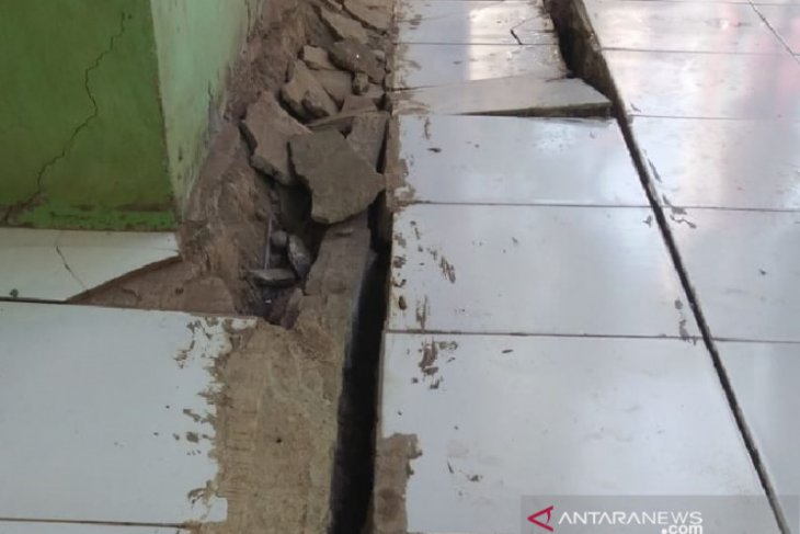 Tanah bergerak rusak belasan rumah di Cibadak Sukabumi