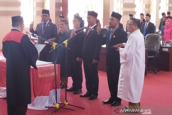 Empat pimpinan DPRD Simalungun bersumpah