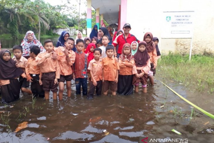 Kadis Pendidikan Asahan berikan motivasi kepada sekolah terkena banjir