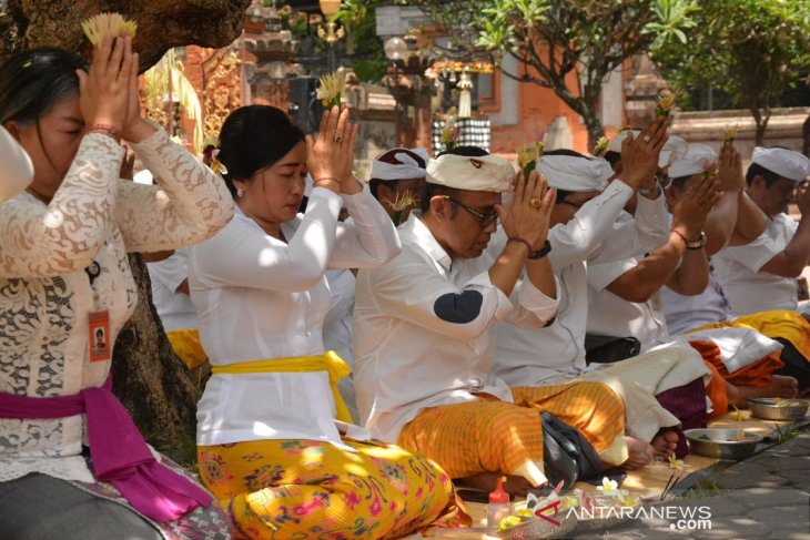 Pegawai Pemkot Denpasar lakukan sembahyang