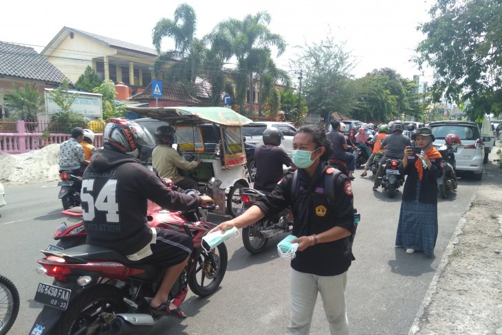 PMI Ogan Komering Ulu bagikan masker dan bibit pohon