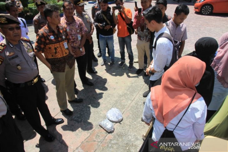 Protes kenaikan iuran, mahasiswa serahkan koin pada BPJS Kesehatan