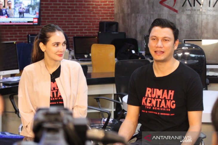 Christian Sugiono belajar pakai mesin tik lawas untuk