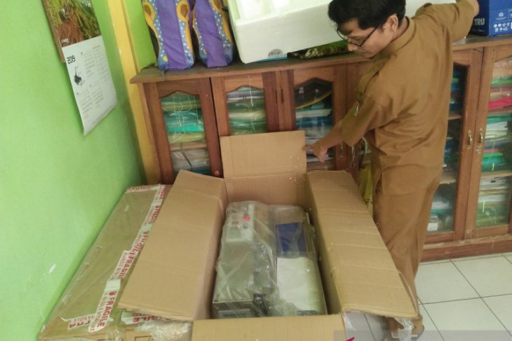 Poktan Mukomuko terima alat pengemasan produk rumah tangga