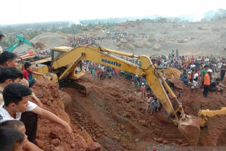 Sejumlah pekerja tambang tertimbun material tanah di Kuranji Padang