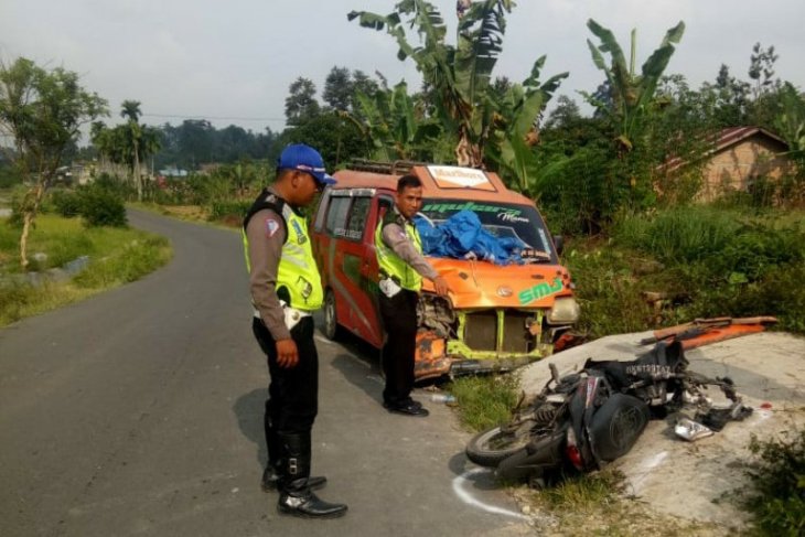 Salip truk, pengendara motor tewas tabrakan dengan angkutan umum di Simalungun