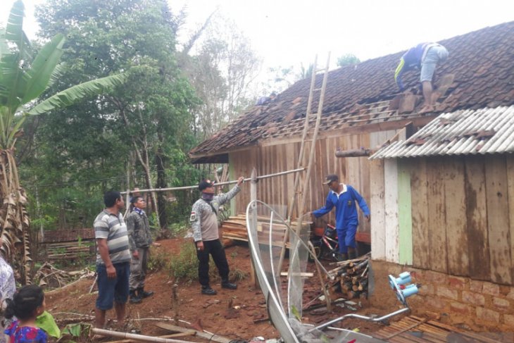 Puting beliung rusak belasan rumah di Sukabumi