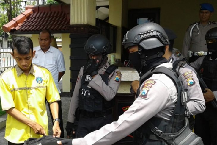 Penjagaan Mapolres Madiun Kota diperketat, pelayanan publik normal