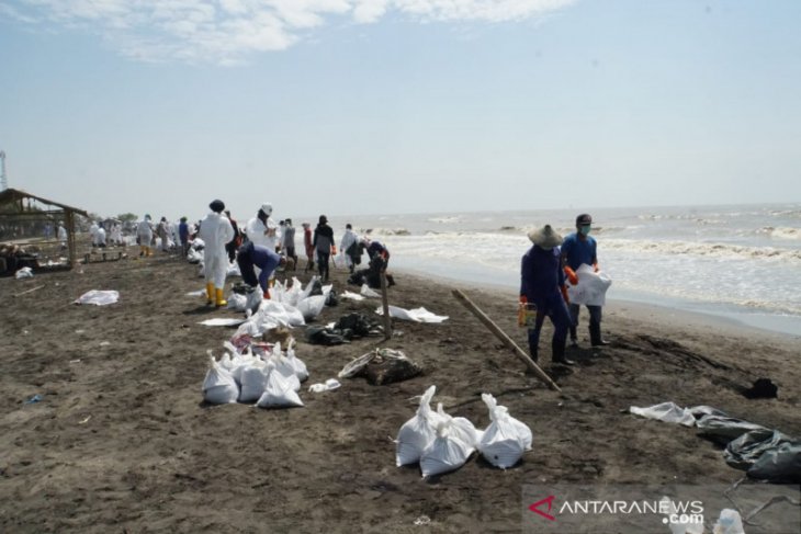 Tumpahnya kembali minyak di pesisir Karawang akibat cuaca buruk