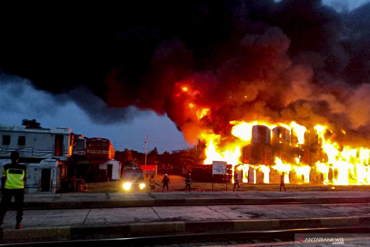 Ratusan gerbong kereta nonaktif terbakar
