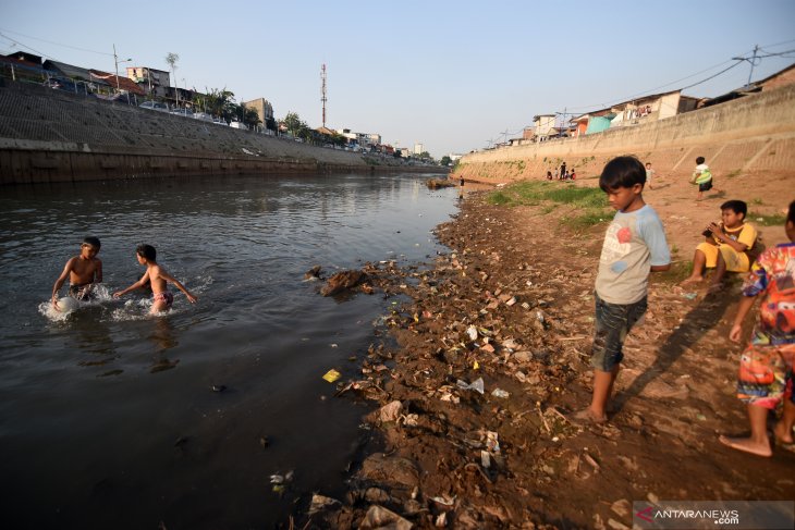 Pendangkalan sungai Ciliwung