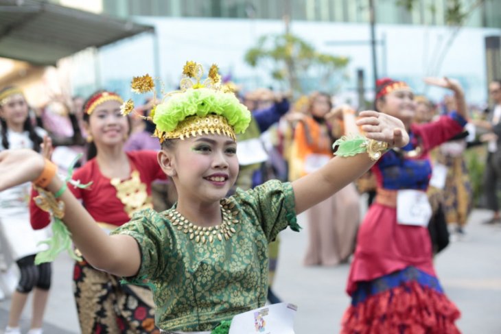 Ribuan peserta meriahkan Indonesia Menari 2019