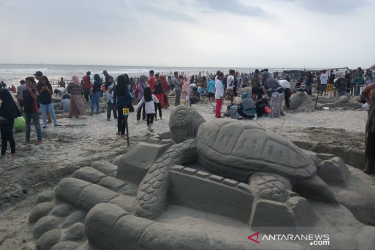 200 peserta berlaga di lomba kreasi patung pasir