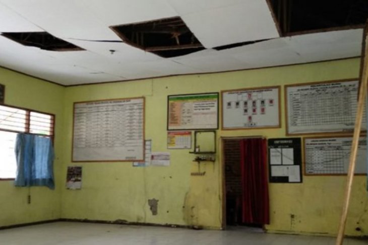 Atap bangunan SDN di Ngawi nyaris roboh