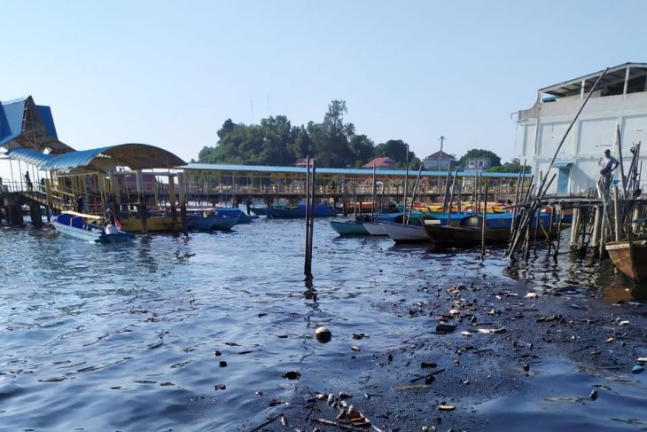 Pencemaran minyak hitam di Perairan Batam berkurang