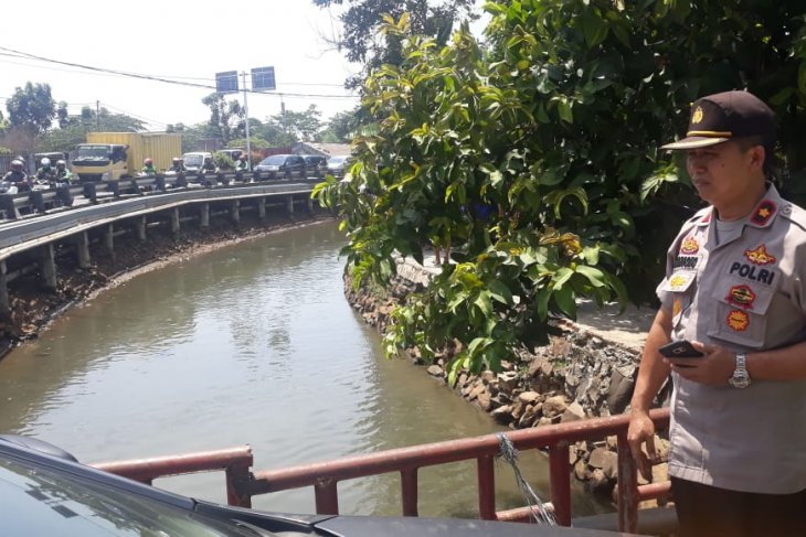 Mayat bayi terbungkus kain kafan ditemukan di pinggir sungai