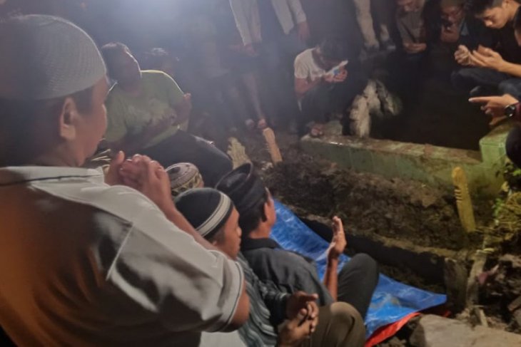 Senin malam, jenazah pelaku bom Medan dikebumikan