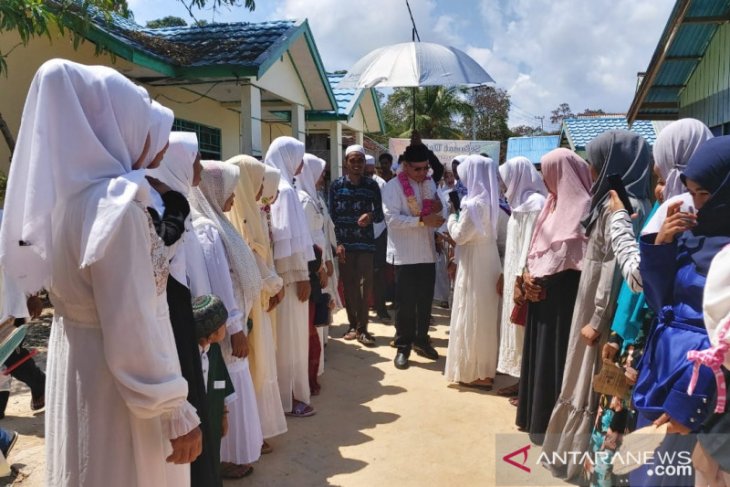 Hadiri maulid, bupati sapa warga Pulau Laut Selatan