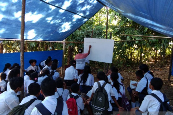 Di Salahutu, siswa SMP masih belajar di tenda pengungsian