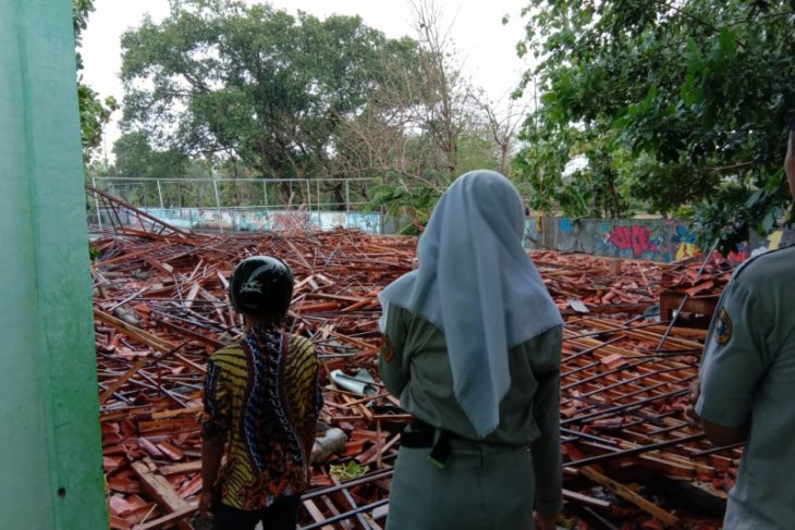 Kejadian sekolah ambruk lagi hingga penemuan bangkai pesawat, humaniora kemarin