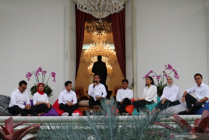 Presiden Jokowi kenalkan 7 staf khusus milenial