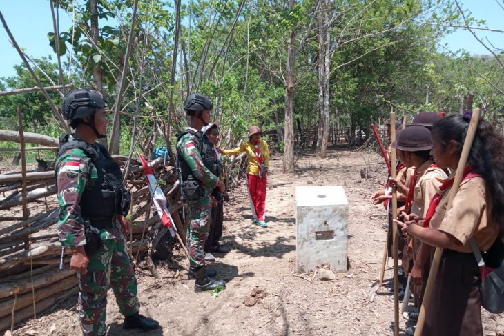 Satgas Pamtas Yonif R 142/KJ ajak Pramuka jelajahi batas negara