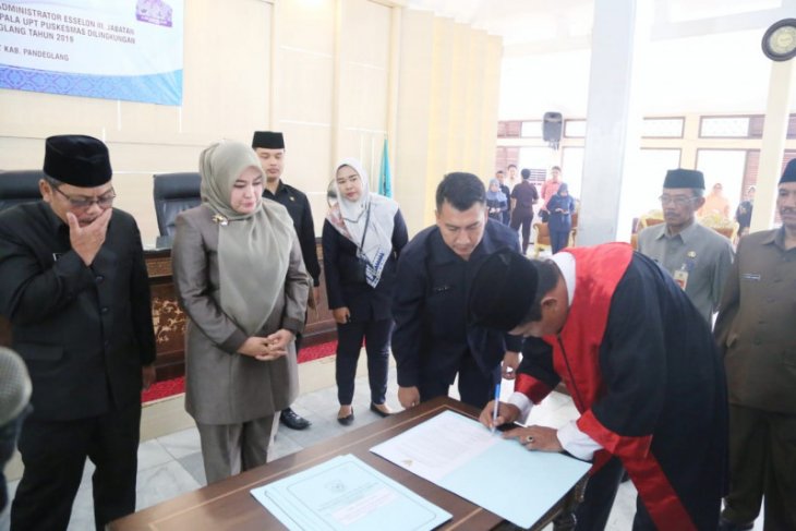 Bupati Irna lantik 293 pejabat esselon III Dan IV